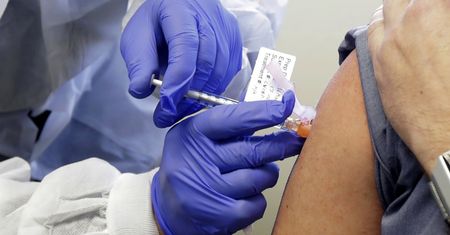 Koronawirus. Szczepionka podana ochotnikom. 18 osób już po kwarantannie