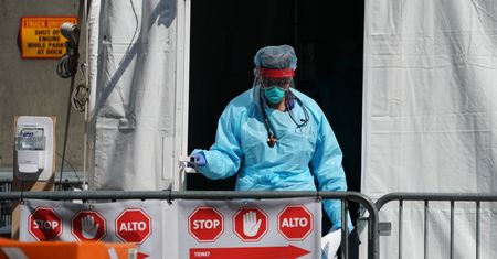 Koronawirus. 5-letnie dziecko spędziło kilkanaście godzin ze zwłokami matki