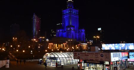 Warszawa rozbłyśnie na niebiesko dla pracowników służby zdrowia