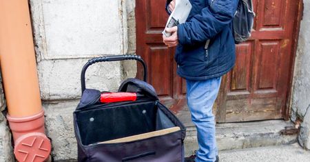 Praca listonosza w czasie epidemii. "Aby zachować bezpieczeństwo, trzeba naginać procedury"