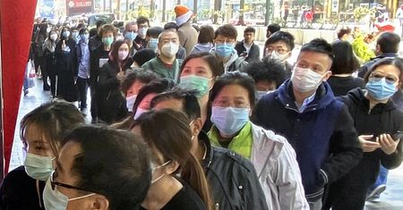 Koronawirus. Chiny oskarżają USA o sianie paniki