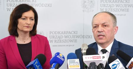 Koronawirus w Polsce. Podkarpackie: "Stan dwóch osób jest dobry, trzeciej niestety gorszy"