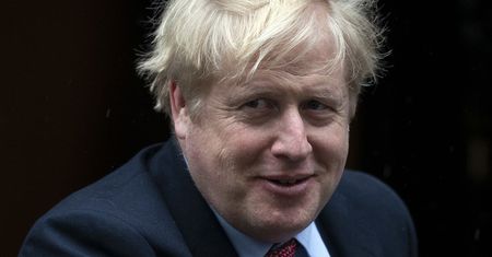 Koronawirus. Wielka Brytania. Boris Johnson szybko wraca do zdrowia. Ogląda "Władcę Pierścieni" i rozwiązuje sudoku