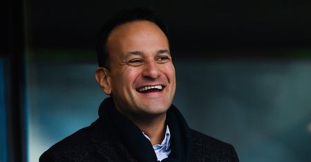 Premier Irlandii stanie do walki z koronawirusem. Odnowił uprawnienia medyczne