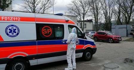 Koronawirus w Polsce. Jesteśmy przed szpitalem. "Nerwowo, ale bez paniki"