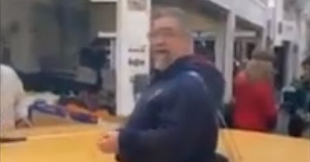 Koronawirus we Włoszech. Mężczyzna nosi kartonowe koło. Chce zachować dystans