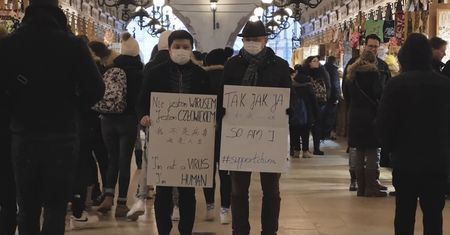 Kraków wspiera Chiny. "Nie jestem WIRUSEM - jestem CZŁOWIEKIEM"