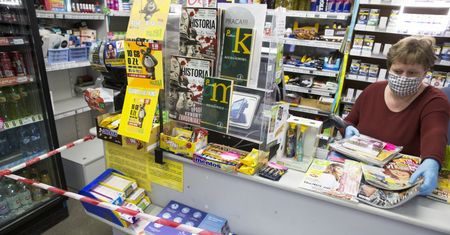 Koronawirus. Brak folii zabezpieczającej na terminalach. Żabka i RUCH komentują