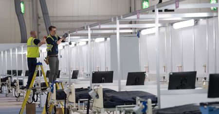 Koronawirus na Wyspach. Brytyjczycy zamienili wielką halę w szpital. Imponujące tempo prac