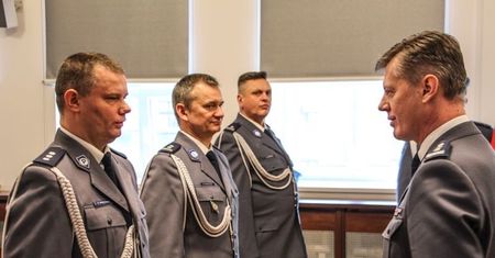 Koronawirus szaleje - policja organizuje uroczystość. Policjanci karzą, ale sami nowe prawo lekceważą
