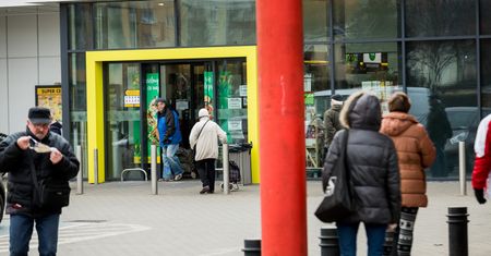 Zakupy w rękawiczkach. Ekspert ocenia, czy to na pewno bezpieczne