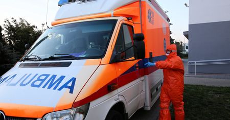 Koronawirus w Polsce. Ministerstwo Zdrowia wprowadza nowy zakaz. Znosi też część obostrzeń