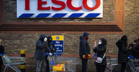 Koronawirus. Praca tymczasowa dla 20 tys. osób. Tesco rekrutuje na Wyspach
