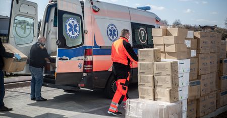 Koronawirus. Warszawa przekazuje szpitalom setki tysięcy środków ochronnych