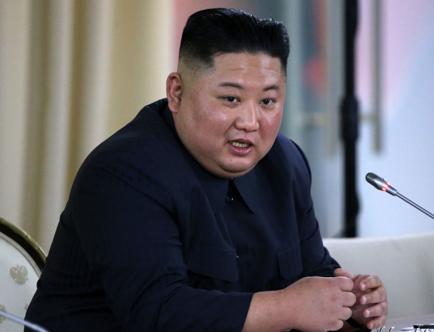 Według oficjalnych informacji podawanych przez północnokoreańskiego przywódcę Kim Dzong Una, w państwie nie ma przypadków zachorowań na koronawirusa.