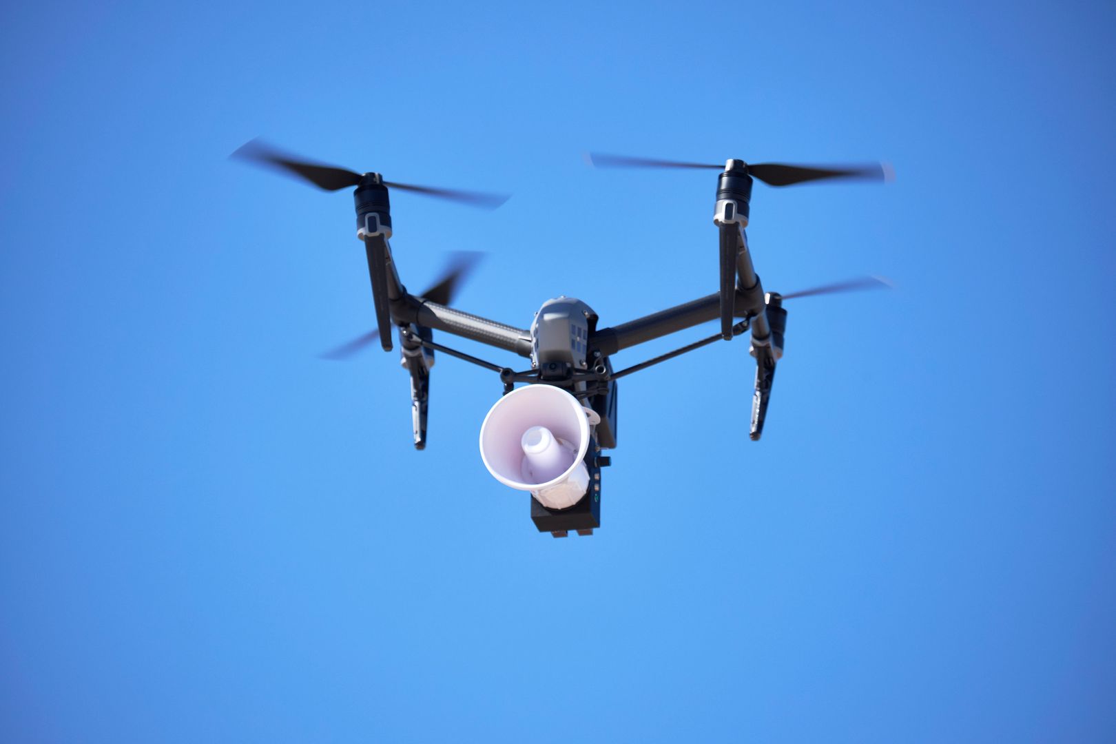 Władze jednego z włoskich miast wykorzystały drony do zwracania uwagi mieszkańcom