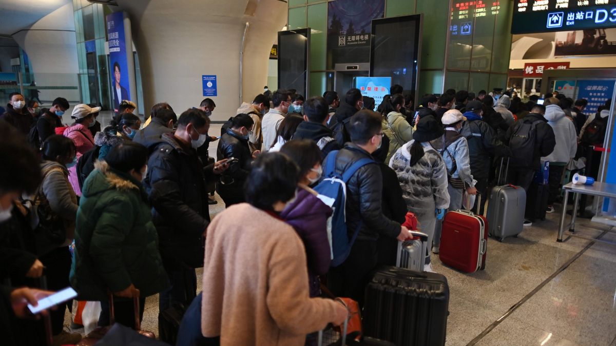 W sobotę na dworzec kolejowy w Wuhan przybyły tłumy pasażerów