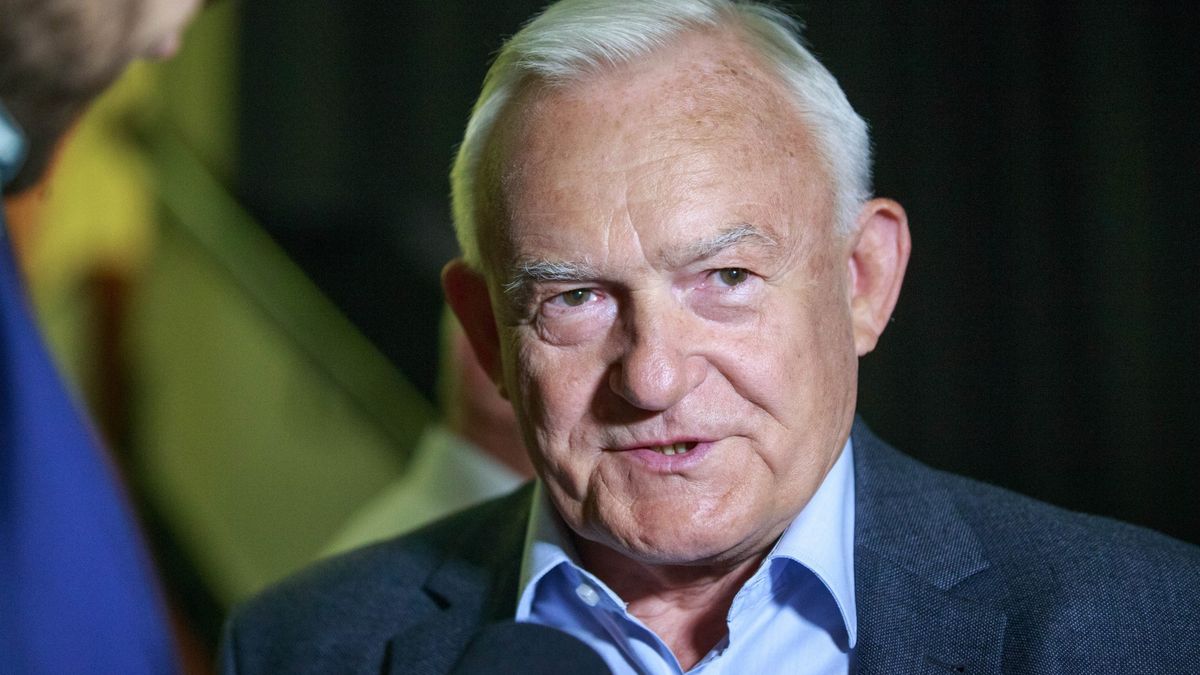 Leszek Miller pochwalił się certyfikatem na Twitterze.