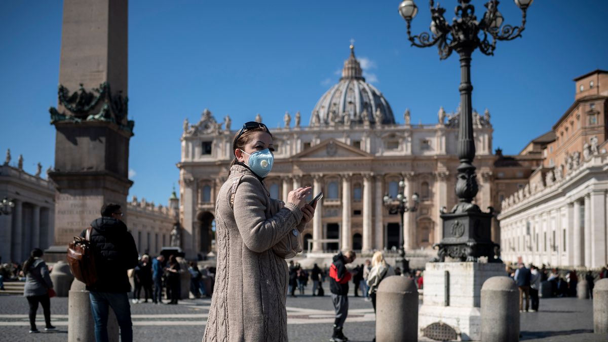 Plac Świętego Piotra to centrum chrześcijańskiego świata. Obecnie zamknięty dla turystów
