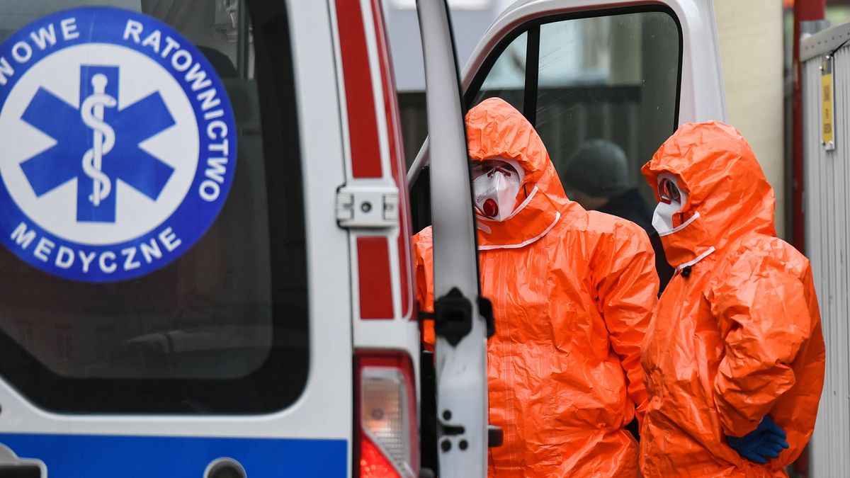 Liczba chorych na koronawirusa w Polsce ciągle rośnie. Niestety lekarzy i personelu medycznego nie przybywa.