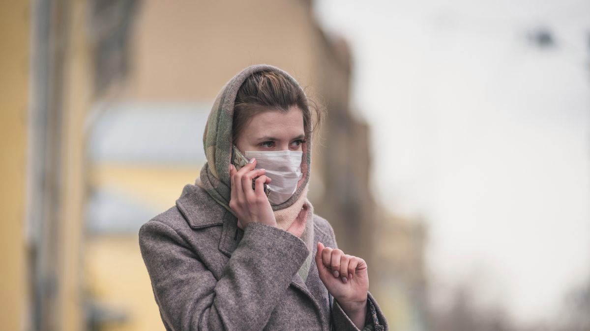 Naukowcy informują, w jaki sposób chronić się przed działaniem koronawirusa.