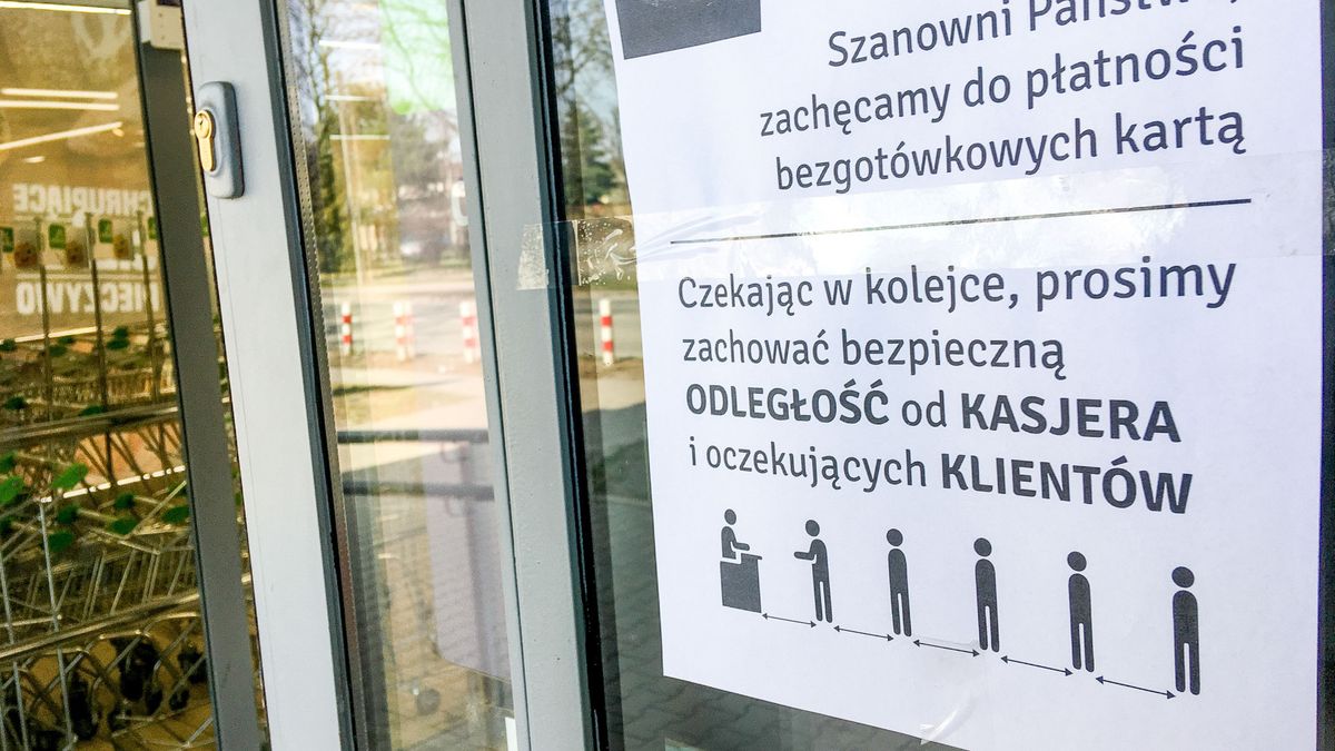 Sklepy w Polsce promują płatności bezgotówkowe.