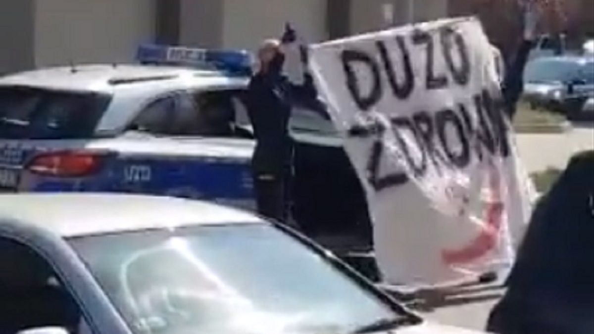 Kalisz. Policjantki zrobiły niespodziankę mężczyźnie przebywającemu w kwarantannie.