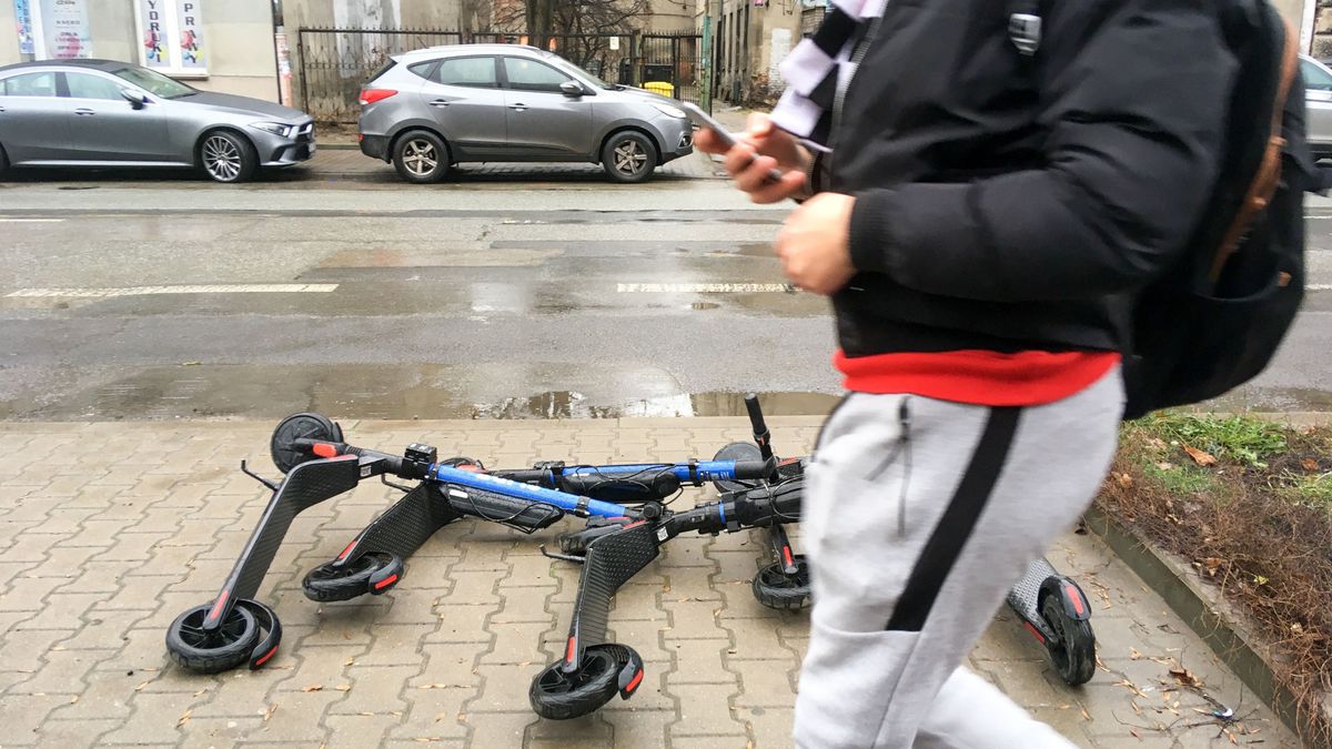 Przedstawiciele służb medycznych twierdzą, że przed nami największa fala zakażeń koronawirusem.  To może oznaczać, że nie będzie komu korzystać z miejskich hulajnóg.