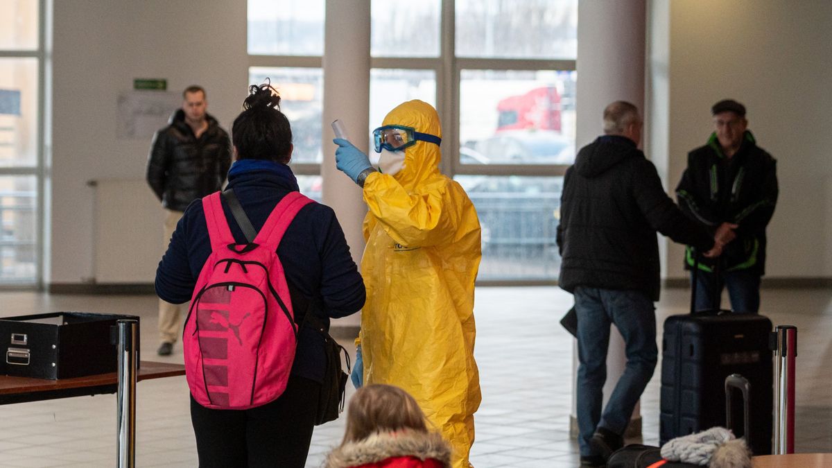 Koronawirus dotarł do Polski. Pytanie, jak mocno ucierpi na tym polska gospodarka
