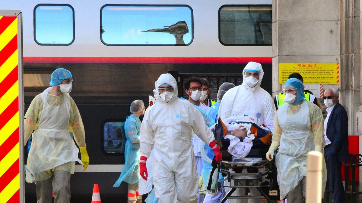 Koronawirus może być przenoszony na butach, podaje stacja "Fox News".