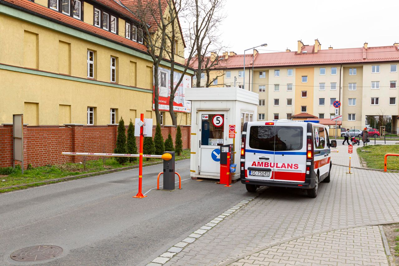 Koronawirus w Polsce. Mężczyzna wyskoczył z okna oddziału zakaźnego. Podano wynik jego testów