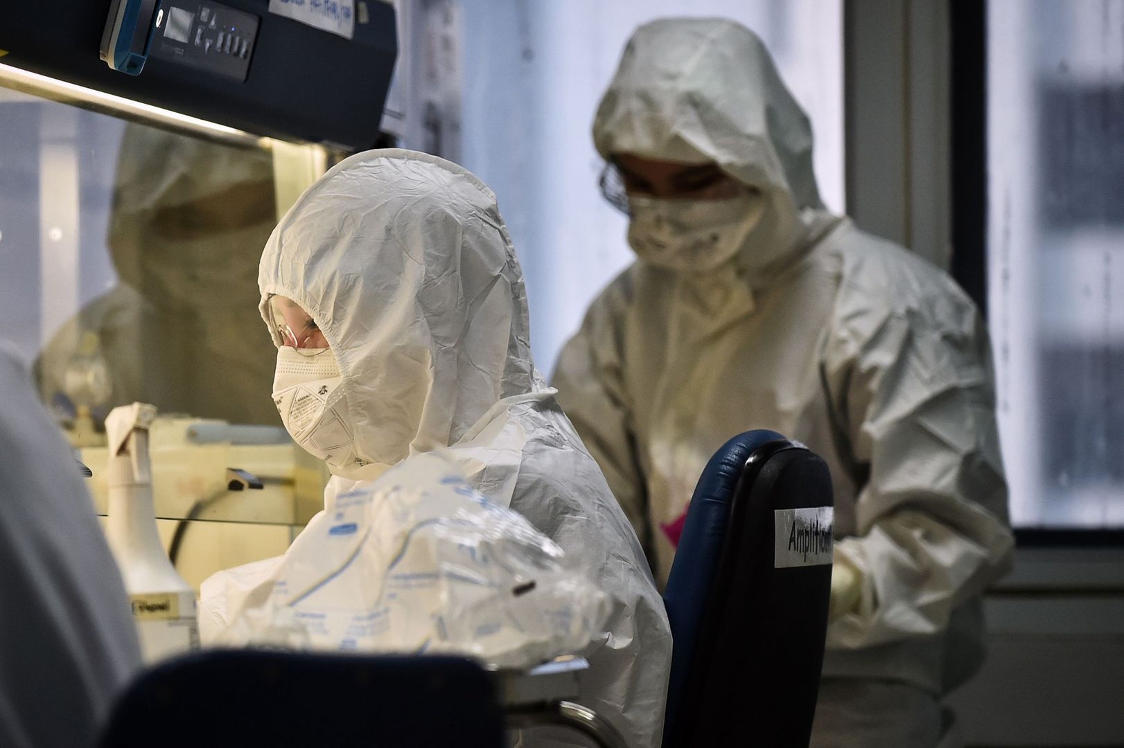 Technicy laboratoryjni podczas badania próbek pacjentów pod kątem koronawirusa.