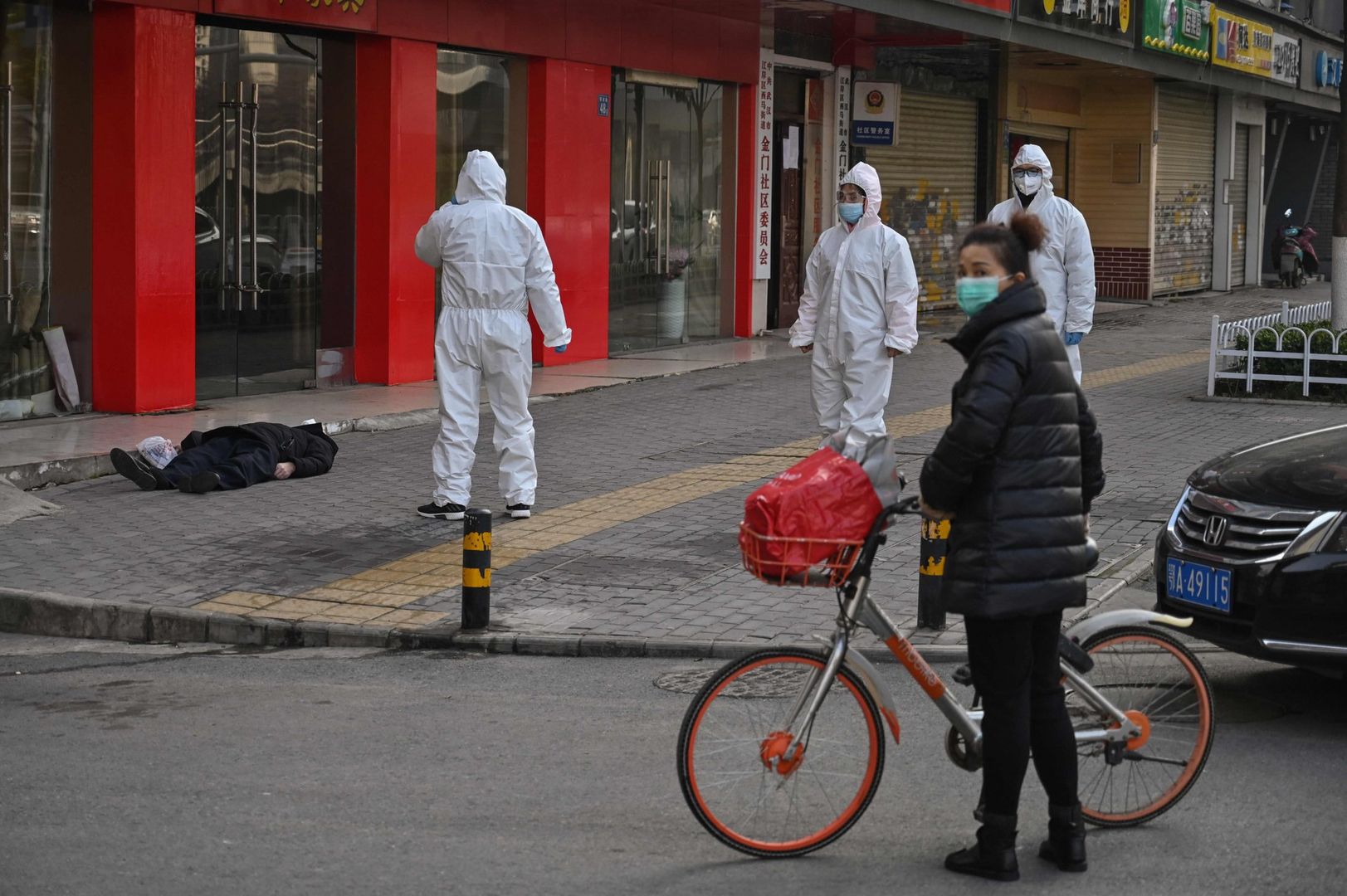 Koronawirus. Zwłoki mężczyzny na ulicy w Wuhan