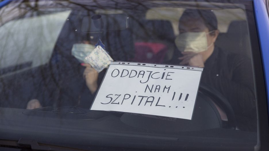 Koronawirus w Polsce. Przed szpitalem w Łomży zorganizowano mobilny protest
