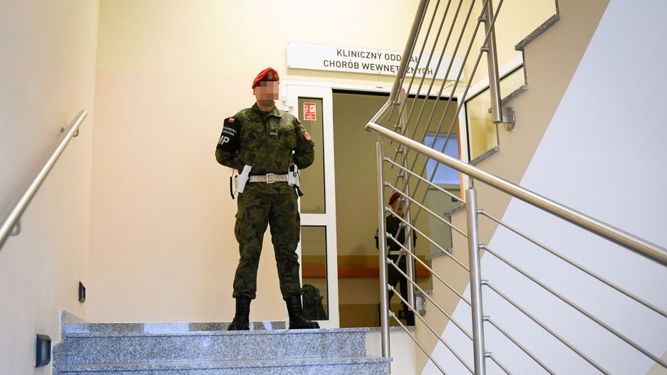 Funkcjonariusz żandarmerii w szpitalu, gdzie przebywają objęte kwarantanną osoby 