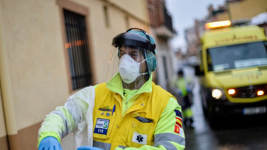 Koronawirus. Hiszpania z dramatycznym bilansem. "Wysyłają nas na wojnę bez broni"