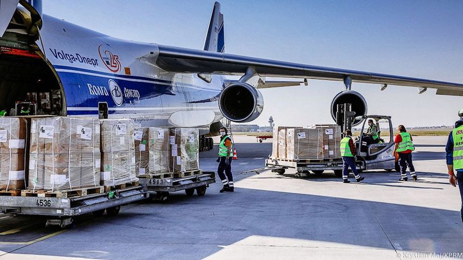 Koronawirus. Wrocław. Samolot dostarczył sprzęt medyczny z Chin