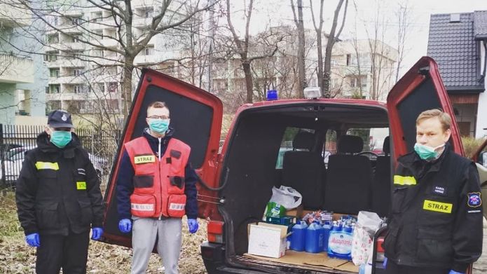 Strażacy z Białołęki ruszyli na pomoc szpitalom