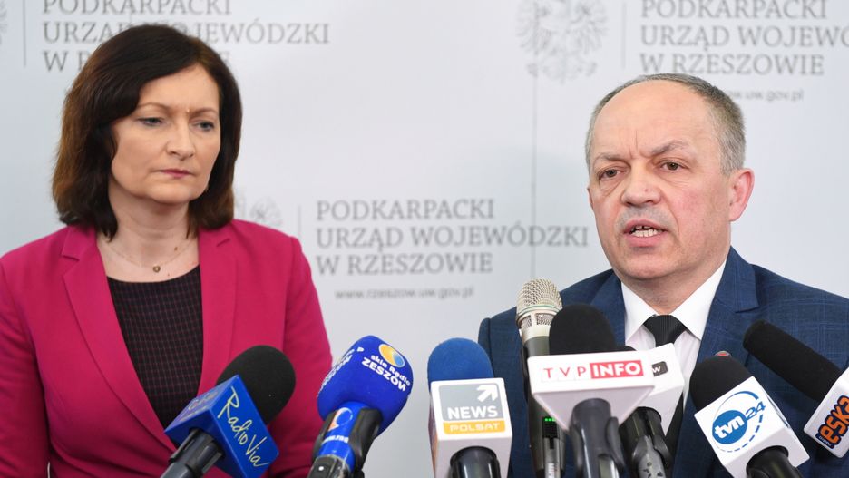 Koronawirus w Polsce. Konferencja w województwie podkarpackim. Informują Adam Sidor i Ewa Leniart.