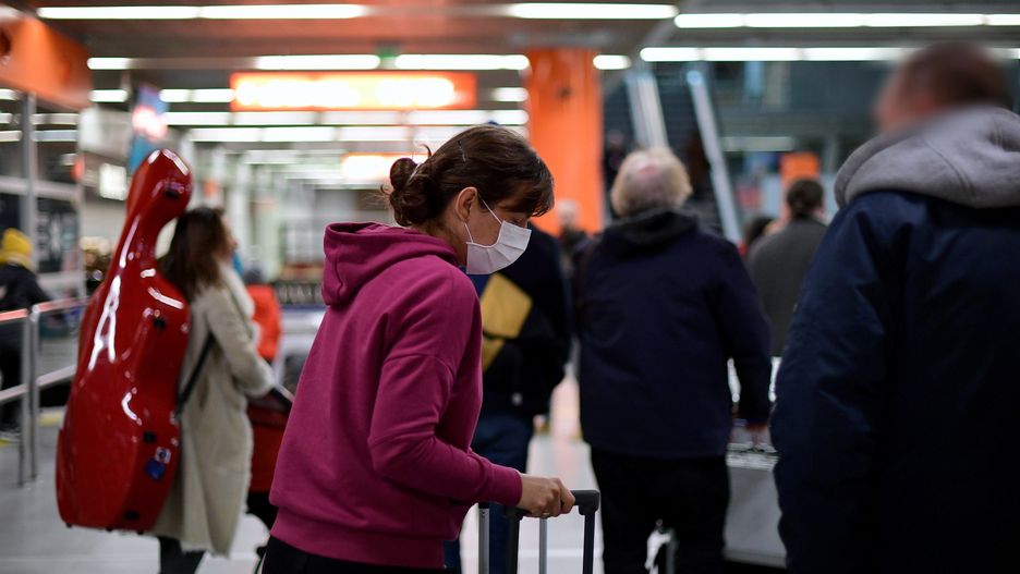 Koronawirus w Polsce. Podróżni narzekają na brak kontroli na lotniskach