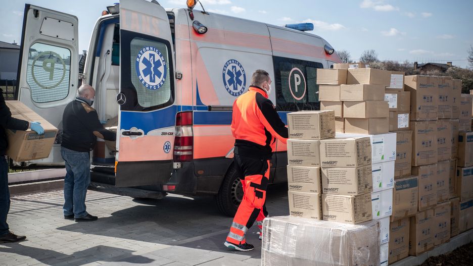 Miasto przekazało miejskim szpitalom setki tysięcy środków ochronnych.