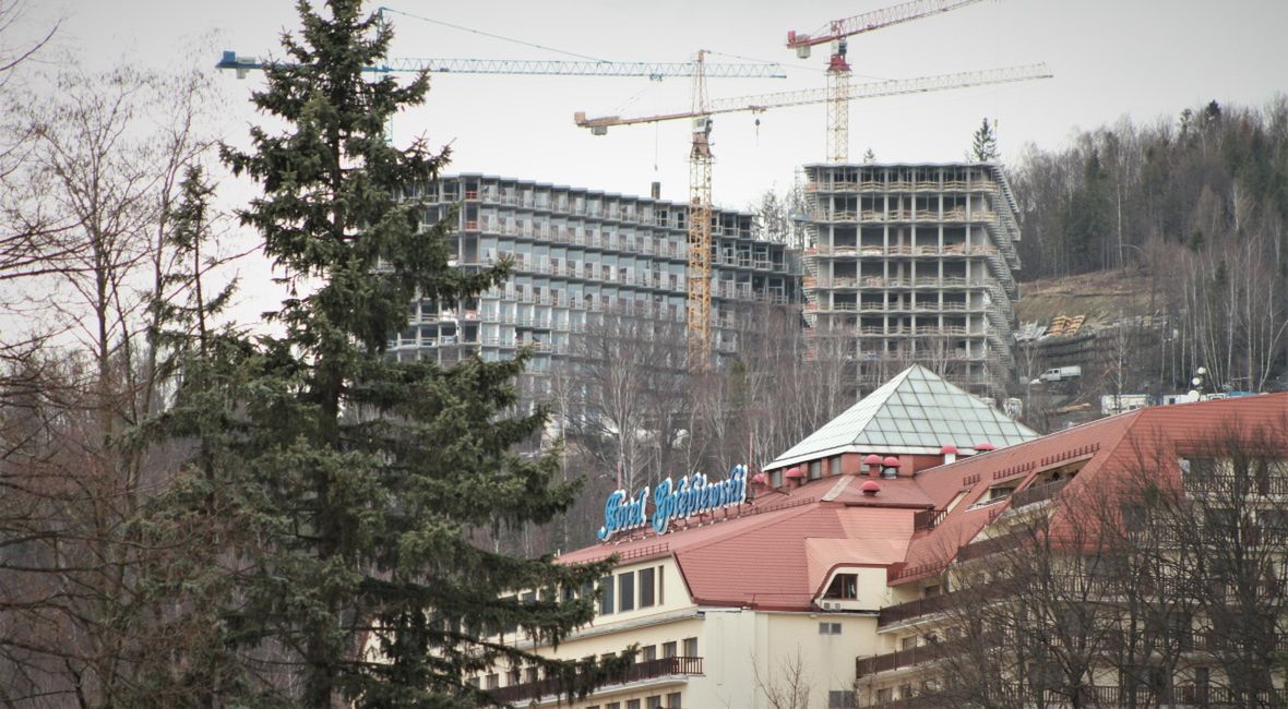 Dotychczas to "Gołębiewski" (na pierwszym planie) był największy w Wiśle. Rosnący konkurent góruje nad nim gabarytami  i położeniem 
