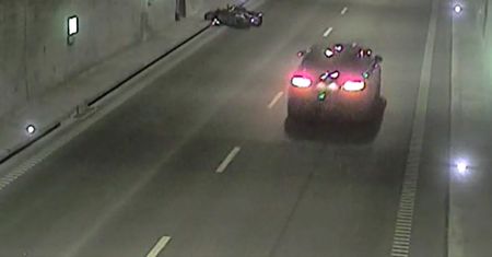 Mężczyzna leżał przygnieciony skuterem w tunelu. Kierowcy nie pomogli