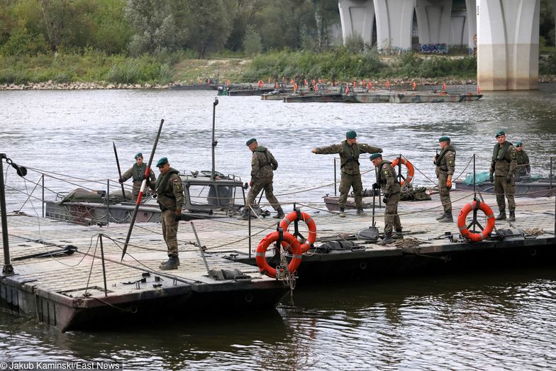 Żołnierze budują most pontonowy na Wiśle, by poradzić sobie z płynącymi do rzeki ściekami