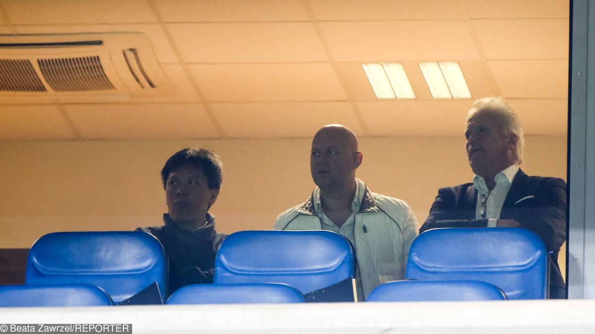 Na zdjęciu Vanna Ly i Mats Hartling - chętni do kupienia Wisły Kraków, i Adam Pietrowski, pełniący obowiązki prezesa klubu