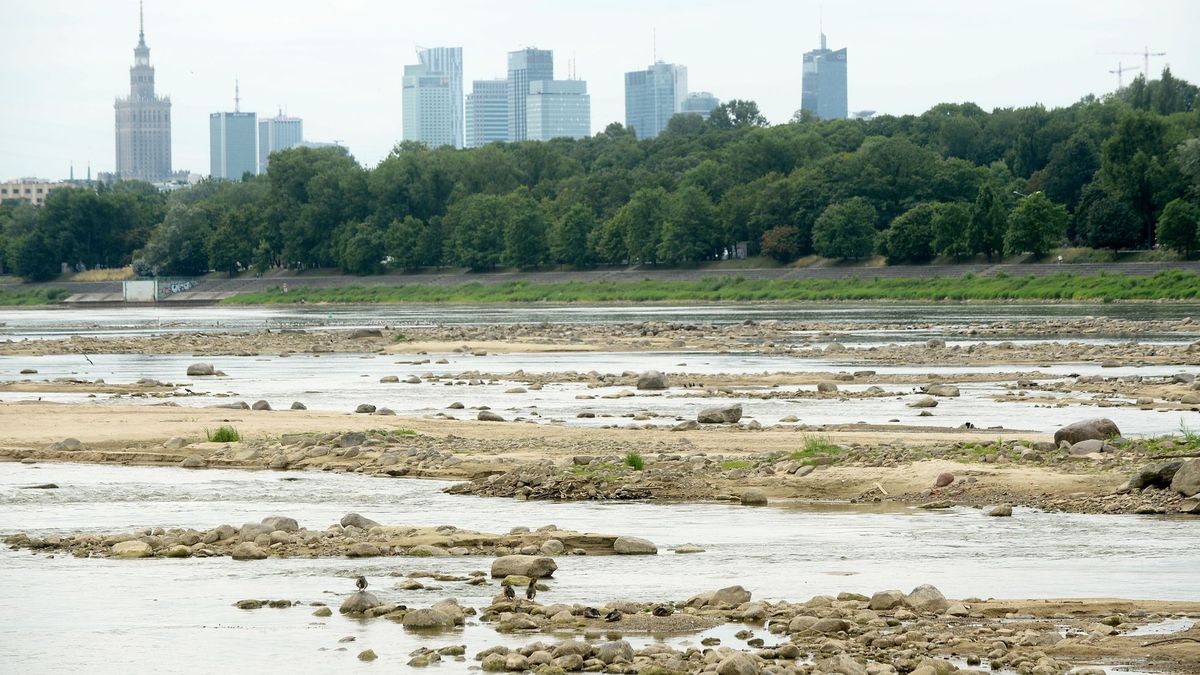 Wisła pełna ścieków. Awaria w oczyszczalni ścieków "Czajka" w Warszawie