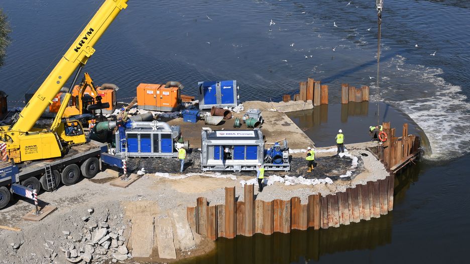 Warszawa. Po awarii oczyszczalni ścieków Czajka pompy na moście pontonowym nie działają na 100 proc., więc nieczystości wpadają do Wisły