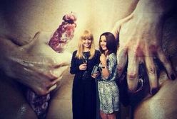 Przybylska pozuje na tle...