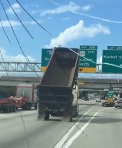 Kierowca wywrotki jechał z podniesioną skrzynią. To musiało się źle skończyć