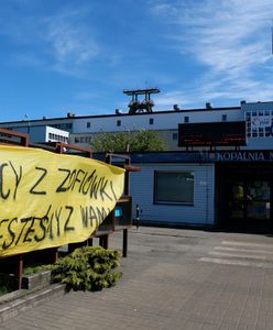 Akcja w kopalni Zofiówka. Odnaleziony górnik nie żyje, ale ratownicy dotarli do kolejnego. Jest uwięziony między rurociągami